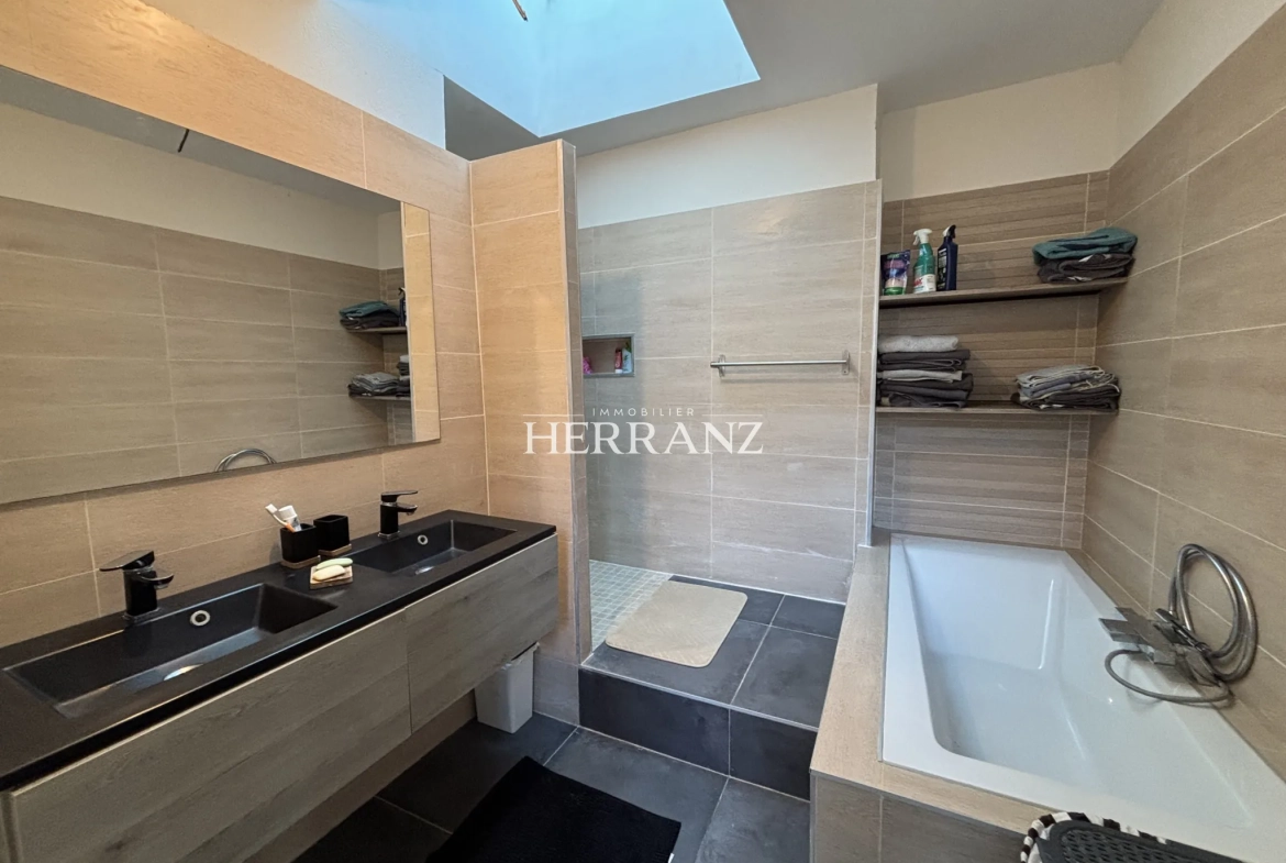 Charmante maison de ville de 131 m² avec terrasse à Libourne, proche centre 