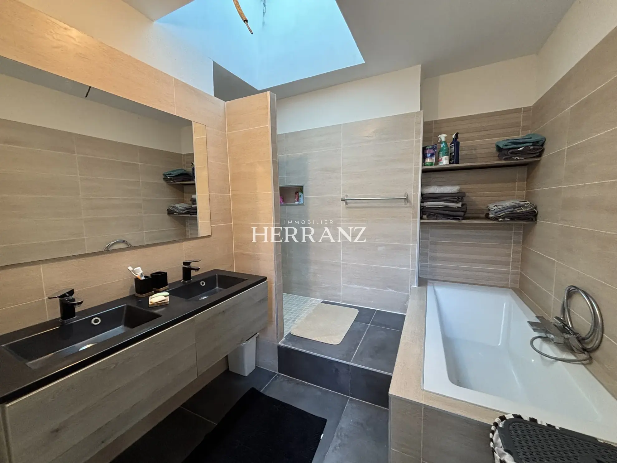 Charmante maison de ville de 131 m² avec terrasse à Libourne, proche centre 