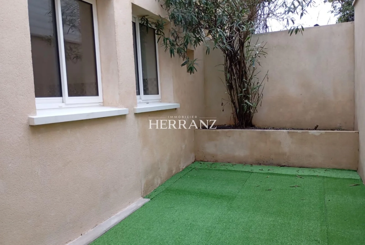 Charmante maison de ville de 131 m² avec terrasse à Libourne, proche centre 