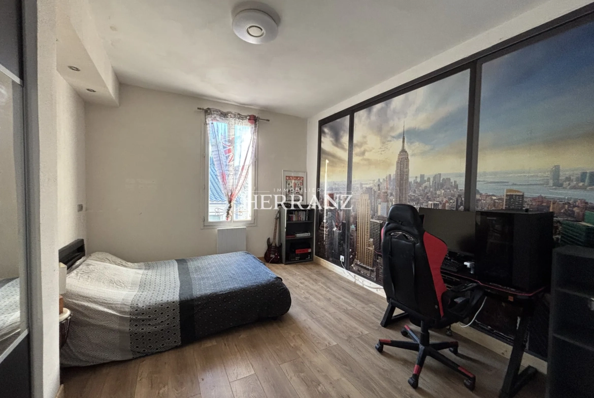Charmante maison de ville de 131 m² avec terrasse à Libourne, proche centre 