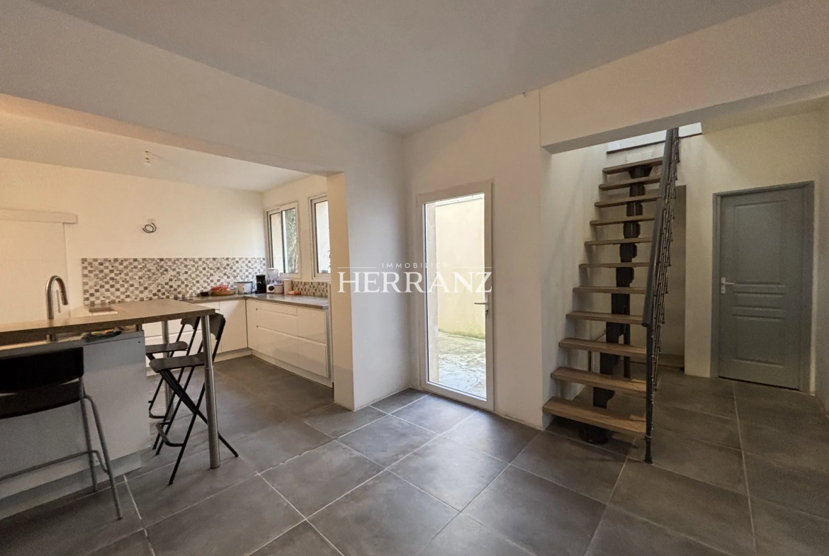 Charmante maison de ville de 131 m² avec terrasse à Libourne, proche centre 