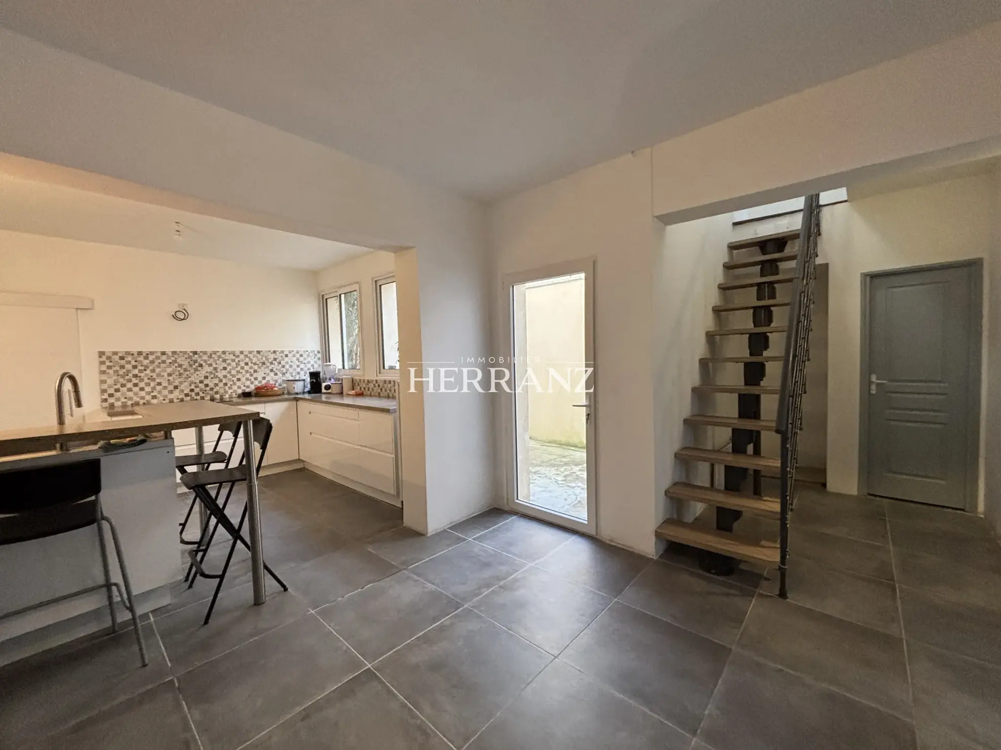 Charmante maison de ville de 131 m² avec terrasse à Libourne, proche centre 