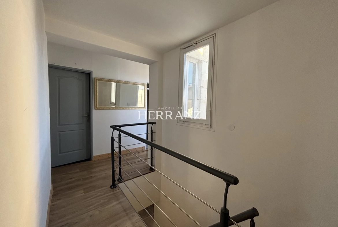 Charmante maison de ville de 131 m² avec terrasse à Libourne, proche centre 