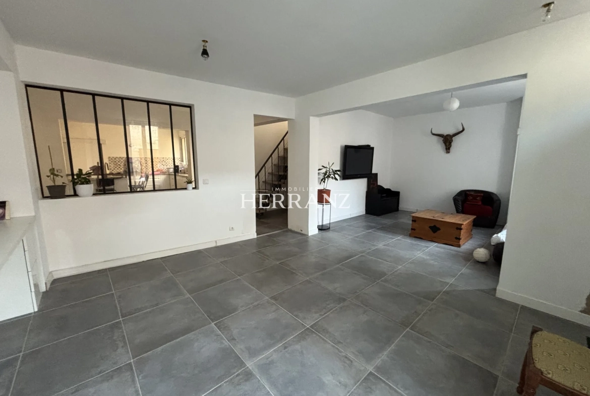Charmante maison de ville de 131 m² avec terrasse à Libourne, proche centre 