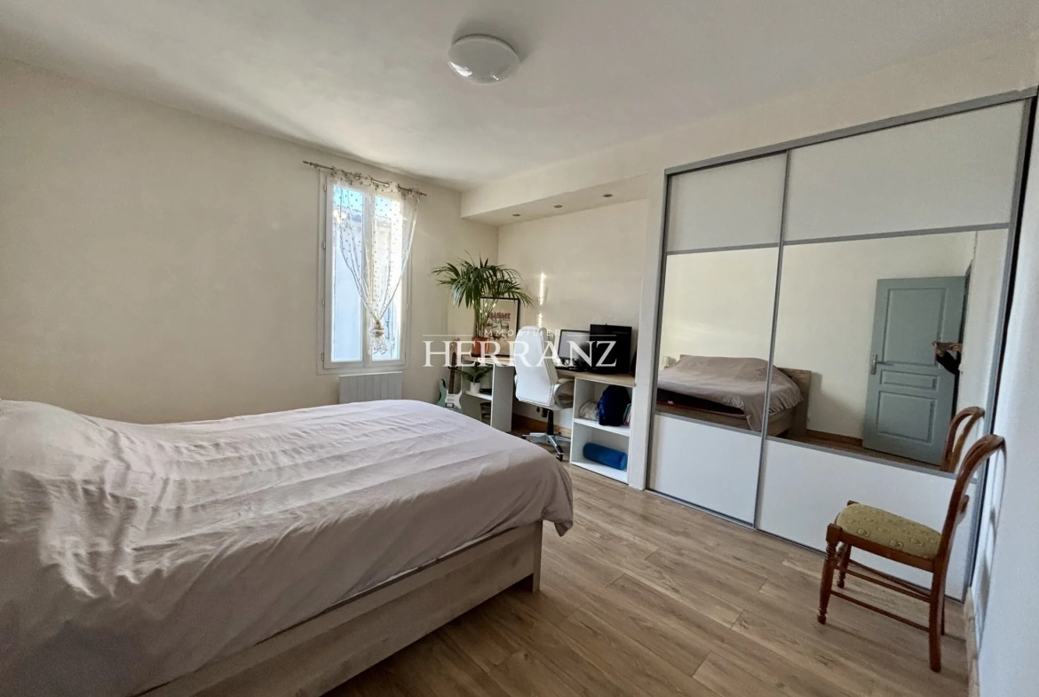 Charmante maison de ville de 131 m² avec terrasse à Libourne, proche centre 