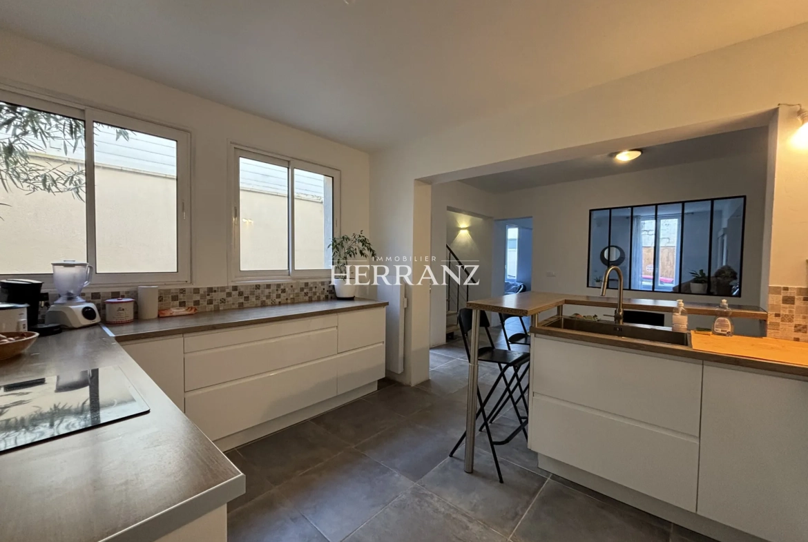 Charmante maison de ville de 131 m² avec terrasse à Libourne, proche centre 