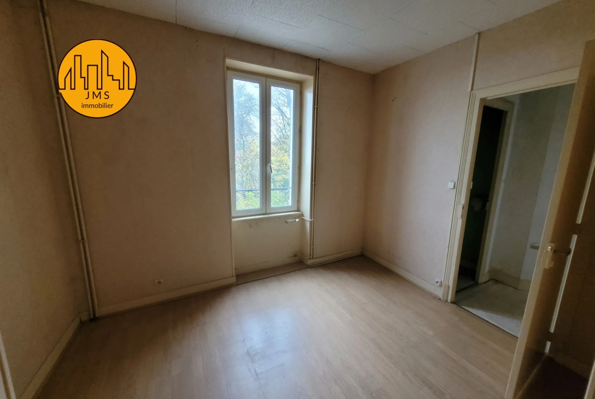 Maison à rénover avec garages et jardin à Montmaurault - Opportunité à saisir 
