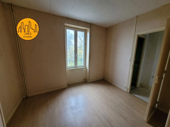 Maison à rénover avec garages et jardin à Montmaurault - Opportunité à saisir 