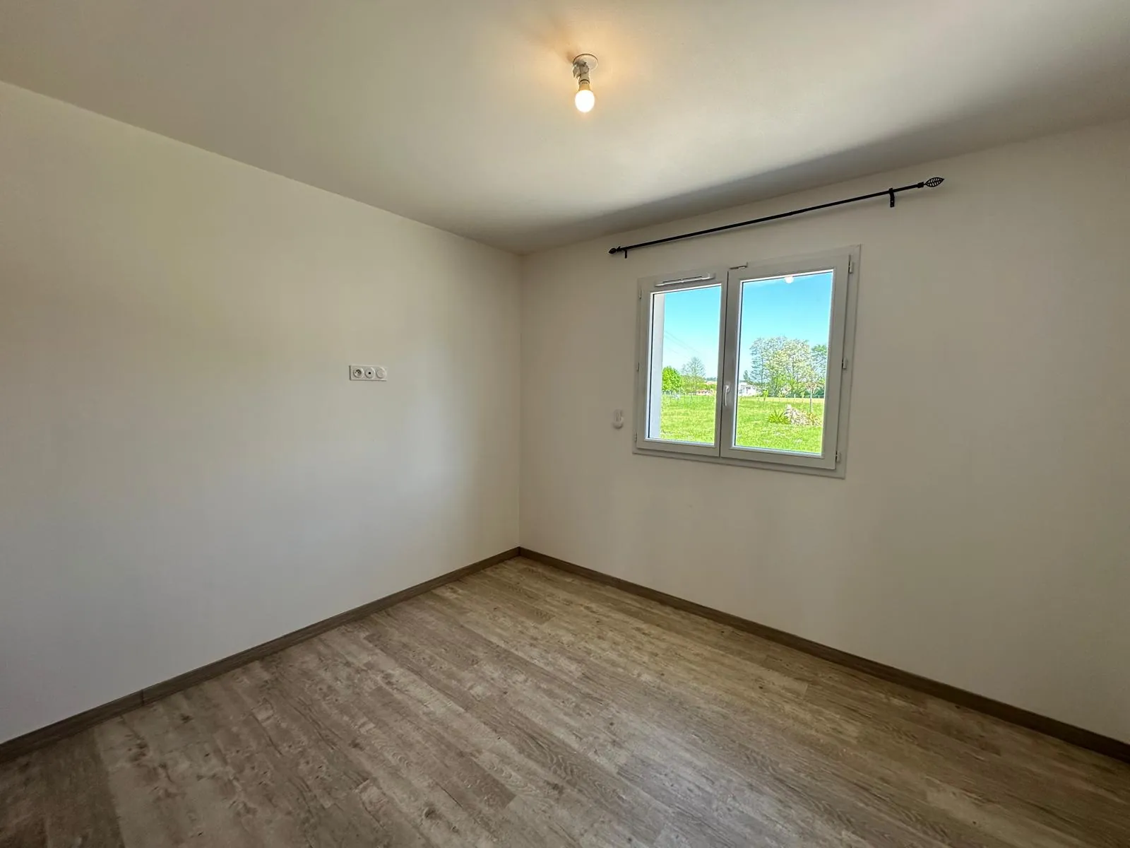 Maison de plain-pied à Bergerac avec grand jardin, 3 chambres et confort moderne 