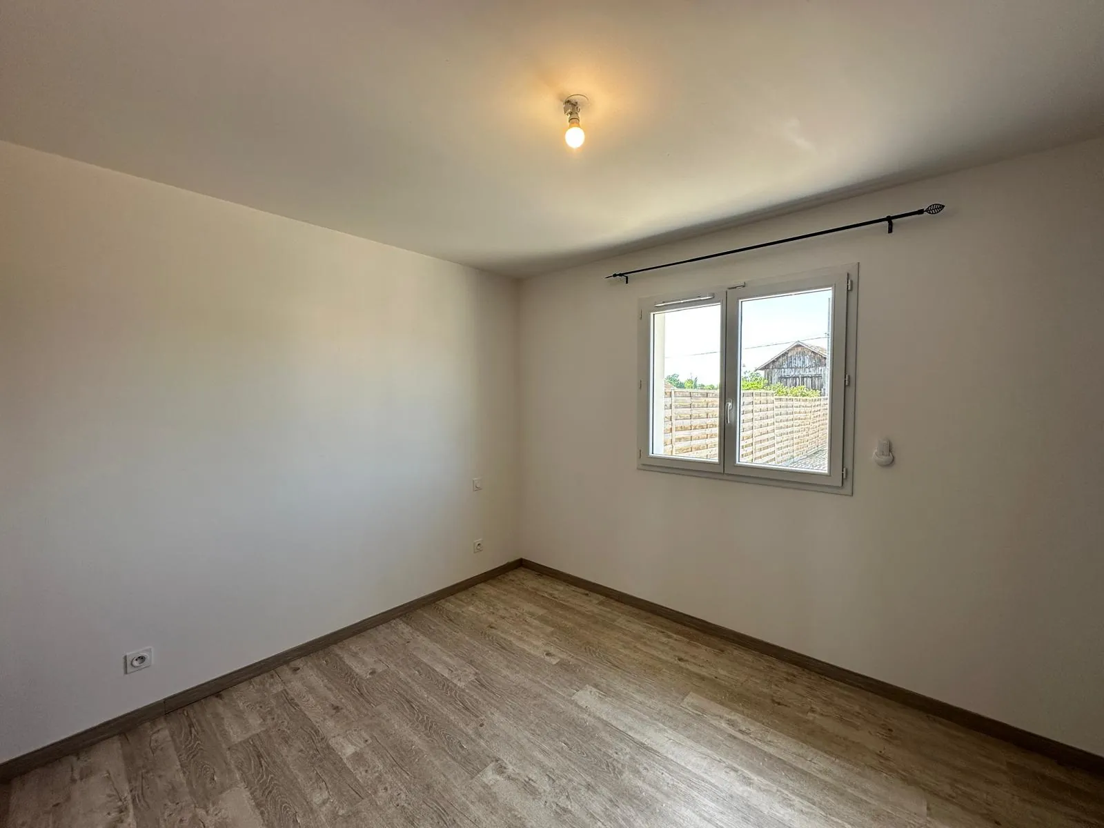 Maison de plain-pied à Bergerac avec grand jardin, 3 chambres et confort moderne 