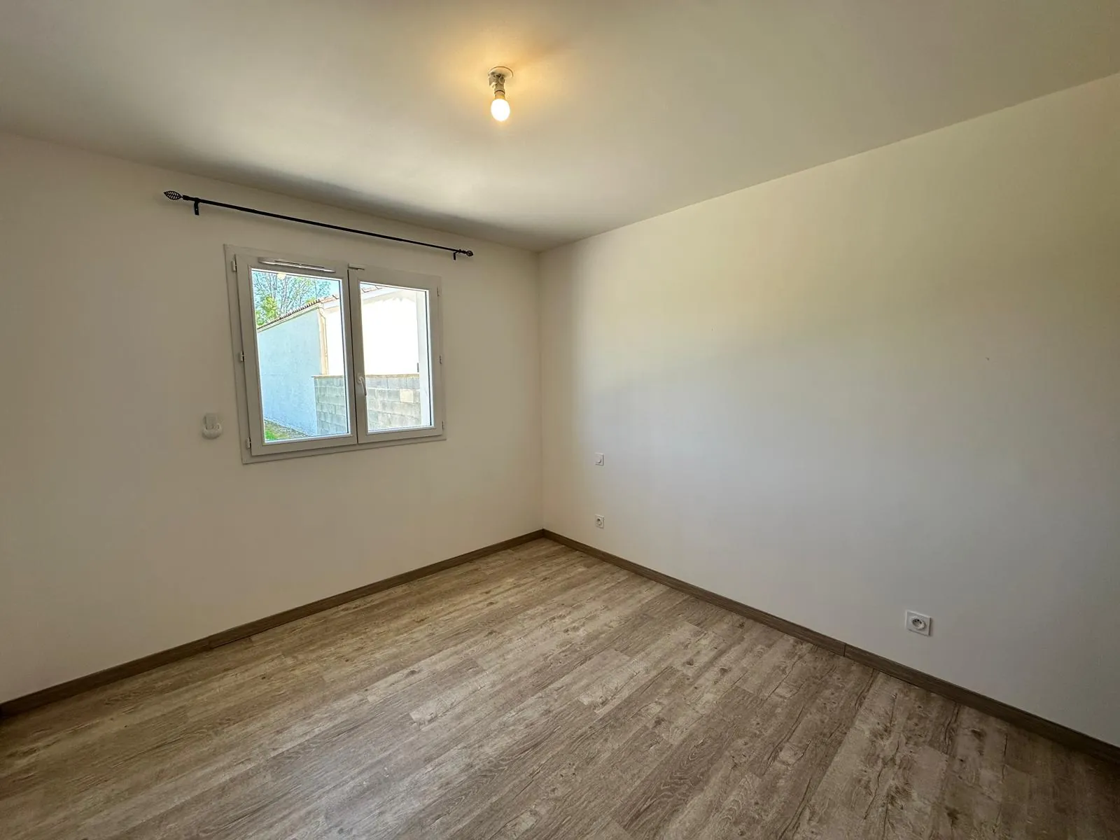 Maison de plain-pied à Bergerac avec grand jardin, 3 chambres et confort moderne 