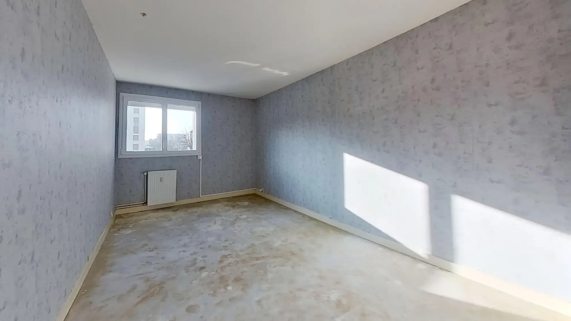 Appartement T3 à Caen de 82m² avec parking, cave et travaux à prévoir 