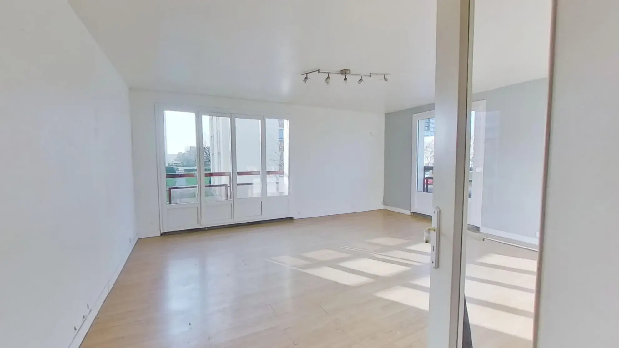 Appartement T3 à Caen de 82m² avec parking, cave et travaux à prévoir 