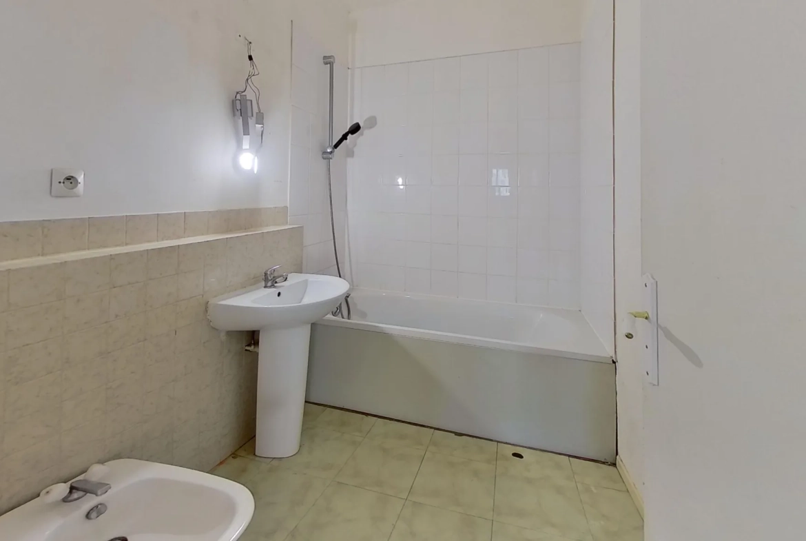 Appartement T3 à Caen de 82m² avec parking, cave et travaux à prévoir 
