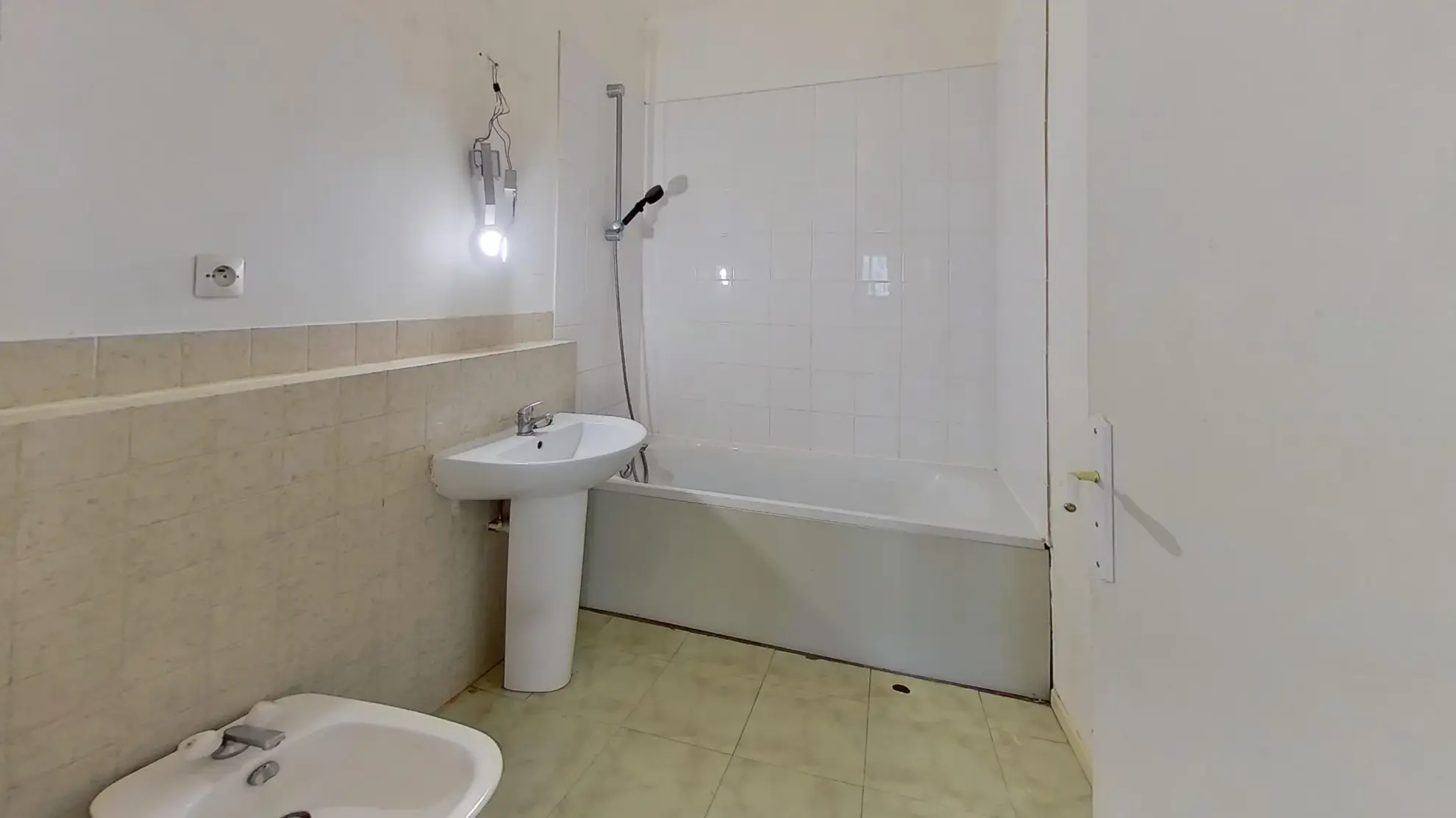 Appartement T3 à Caen de 82m² avec parking, cave et travaux à prévoir 