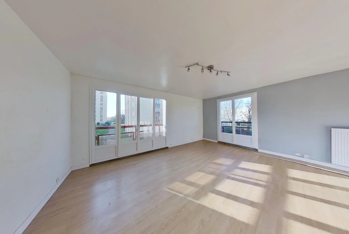 Appartement T3 à Caen de 82m² avec parking, cave et travaux à prévoir 