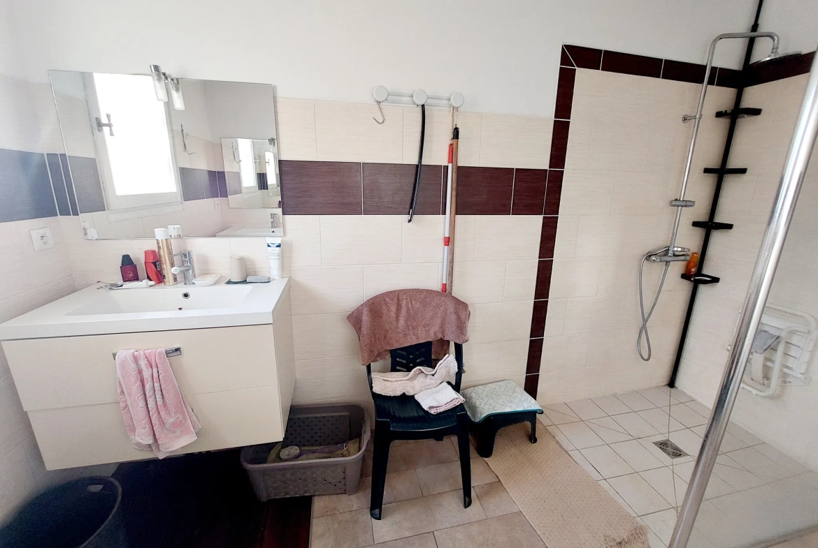 Maison 110 m² à vendre à La Réole, environnement calme et grand terrain 