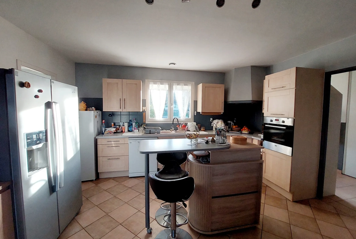 Maison 110 m² à vendre à La Réole, environnement calme et grand terrain 