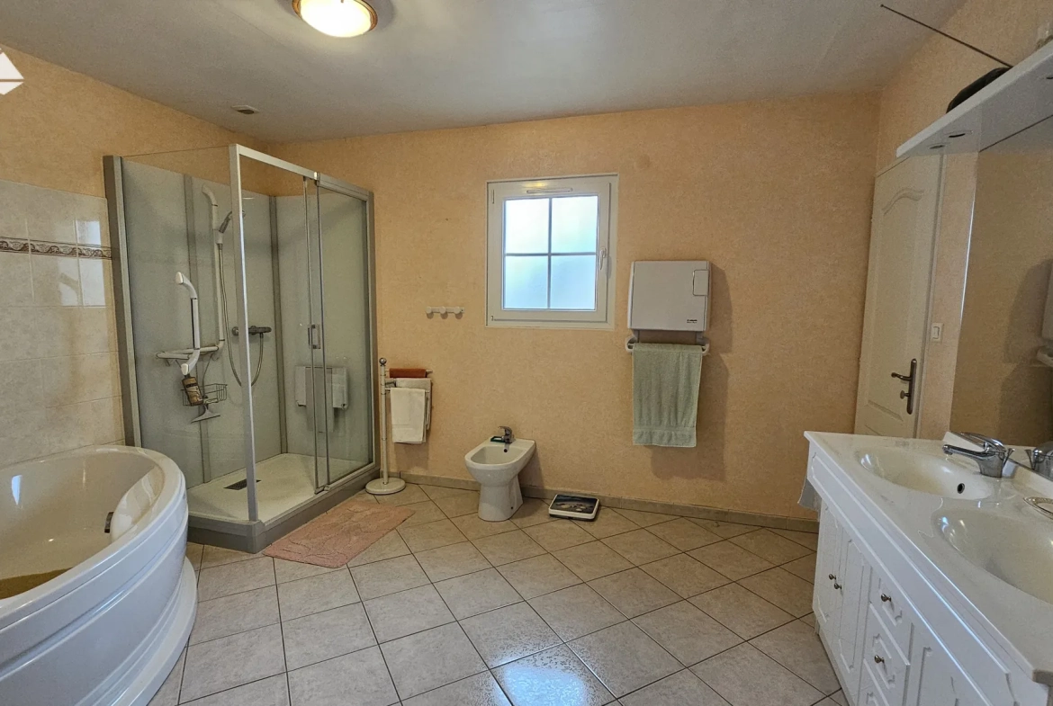Maison 6 pièces avec 5 chambres à Totes - Terrain clos de 1200 m² 