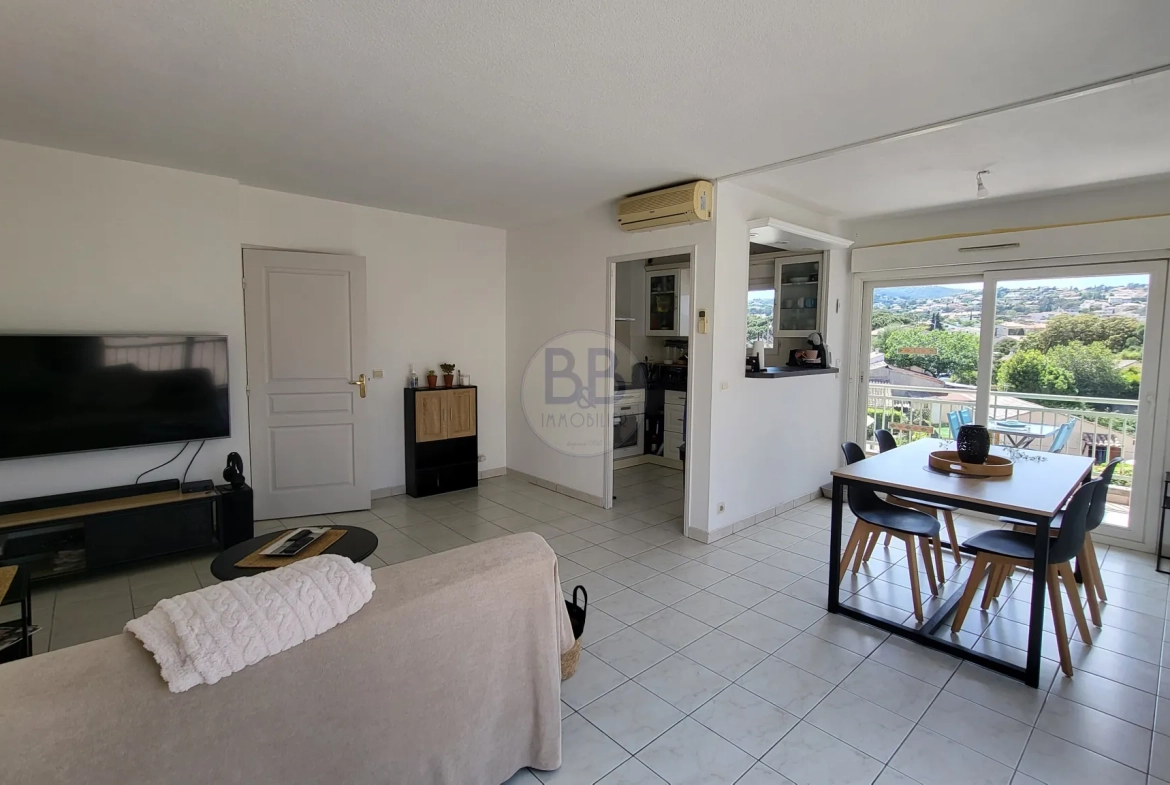 Appartement à Saint Aygulf dernier étage avec terrasse et parking 