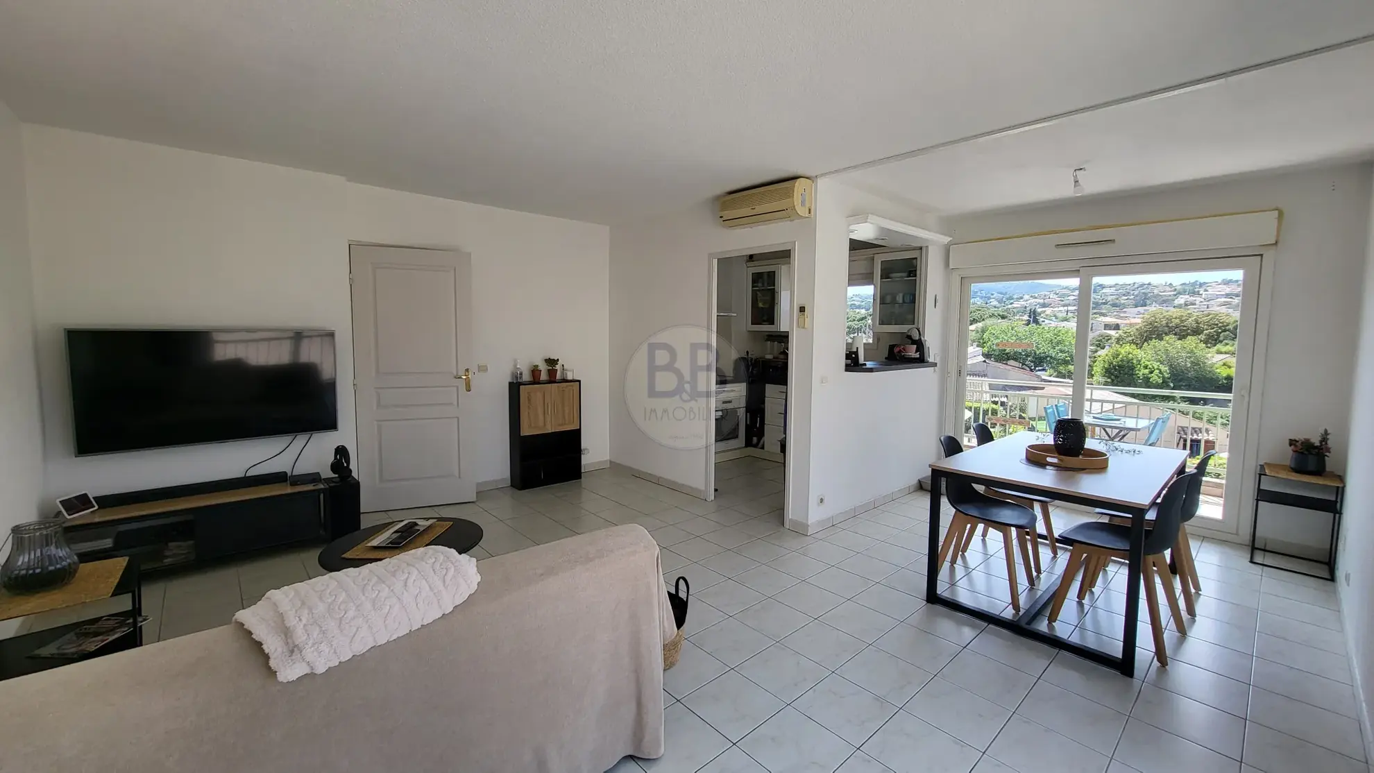 Appartement à Saint Aygulf dernier étage avec terrasse et parking 