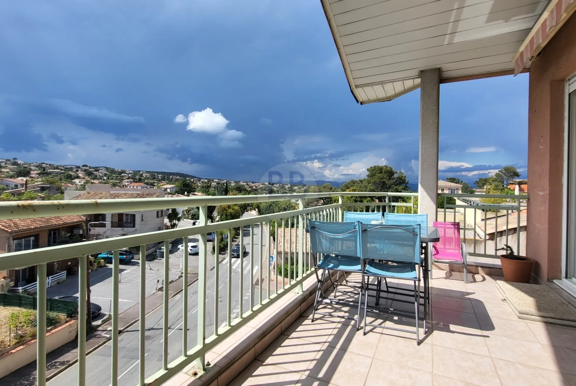 Appartement à Saint Aygulf dernier étage avec terrasse et parking 