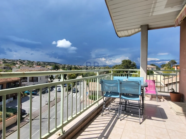 Appartement à Saint Aygulf dernier étage avec terrasse et parking