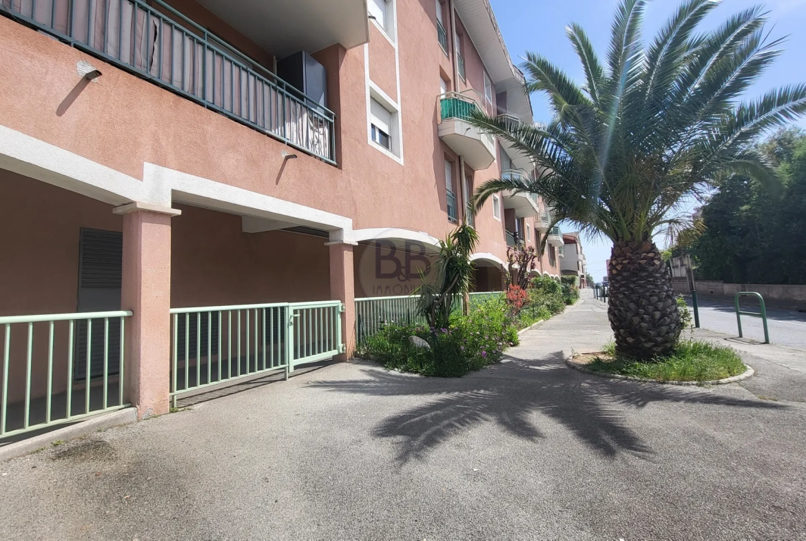 Appartement à Saint Aygulf dernier étage avec terrasse et parking 