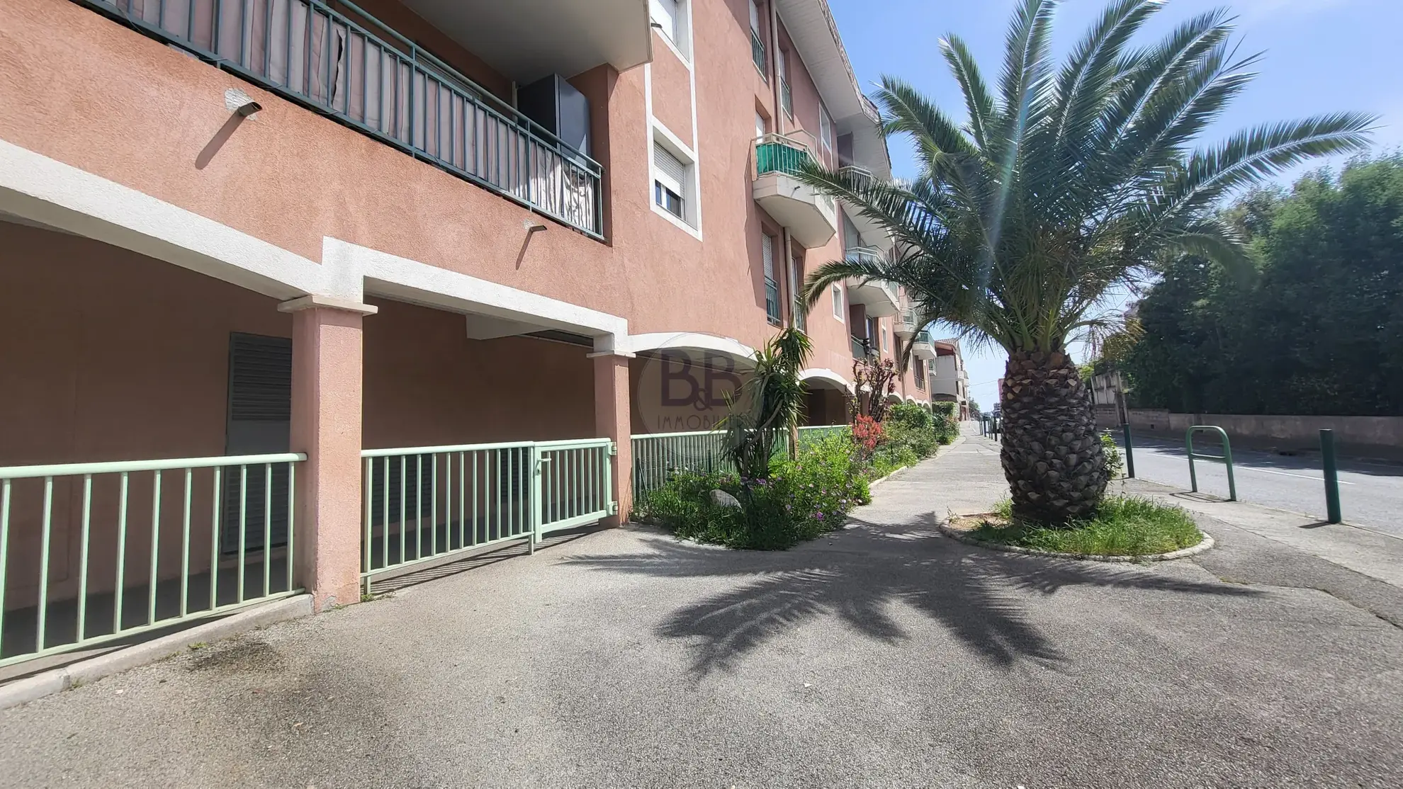 Appartement à Saint Aygulf dernier étage avec terrasse et parking 