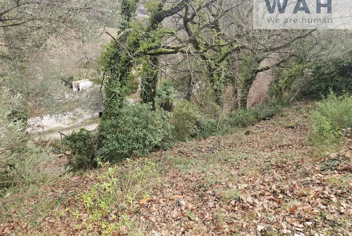 Terrain à bâtir de 430 m² à Poujols, proche Lodève, vue montagne, terrain non viabilisé 