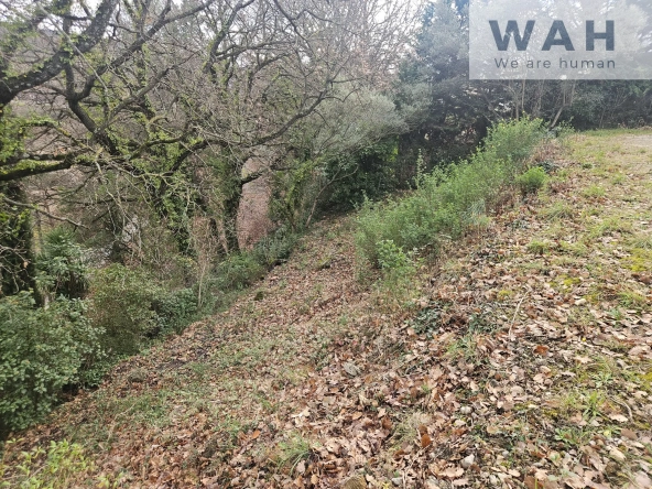 Terrain à bâtir de 430 m² à Poujols, proche Lodève, vue montagne, terrain non viabilisé