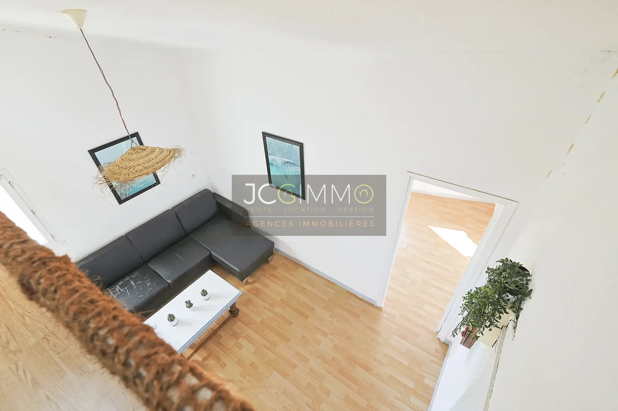 Lot de 3 appartements à rénover avec vue exceptionnelle à Pierrefeu-du-Var 