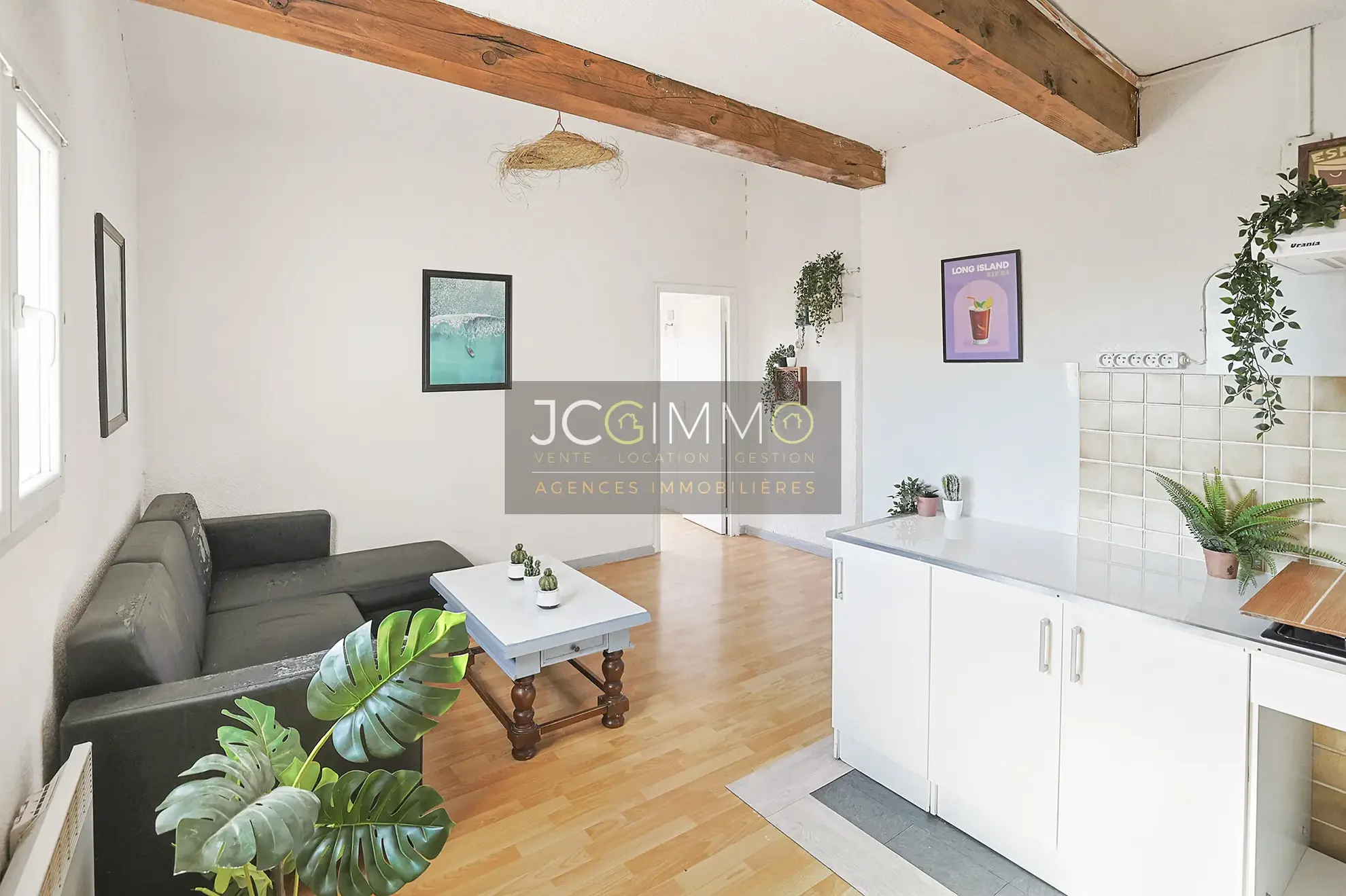 Lot de 3 appartements à rénover avec vue exceptionnelle à Pierrefeu-du-Var 