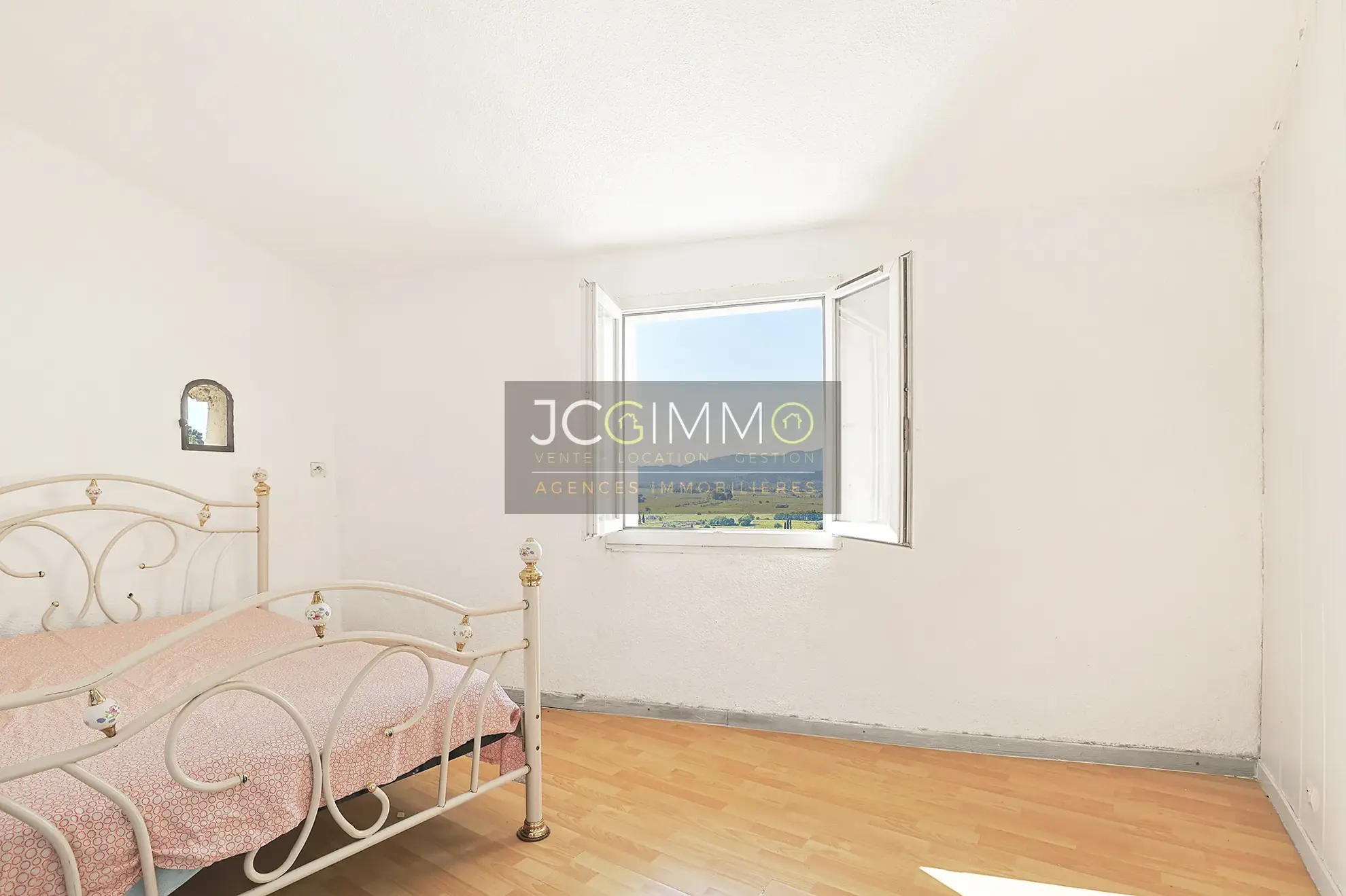 Lot de 3 appartements à rénover avec vue exceptionnelle à Pierrefeu-du-Var 