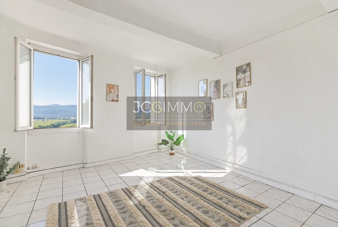 Lot de 3 appartements à rénover avec vue exceptionnelle à Pierrefeu-du-Var 