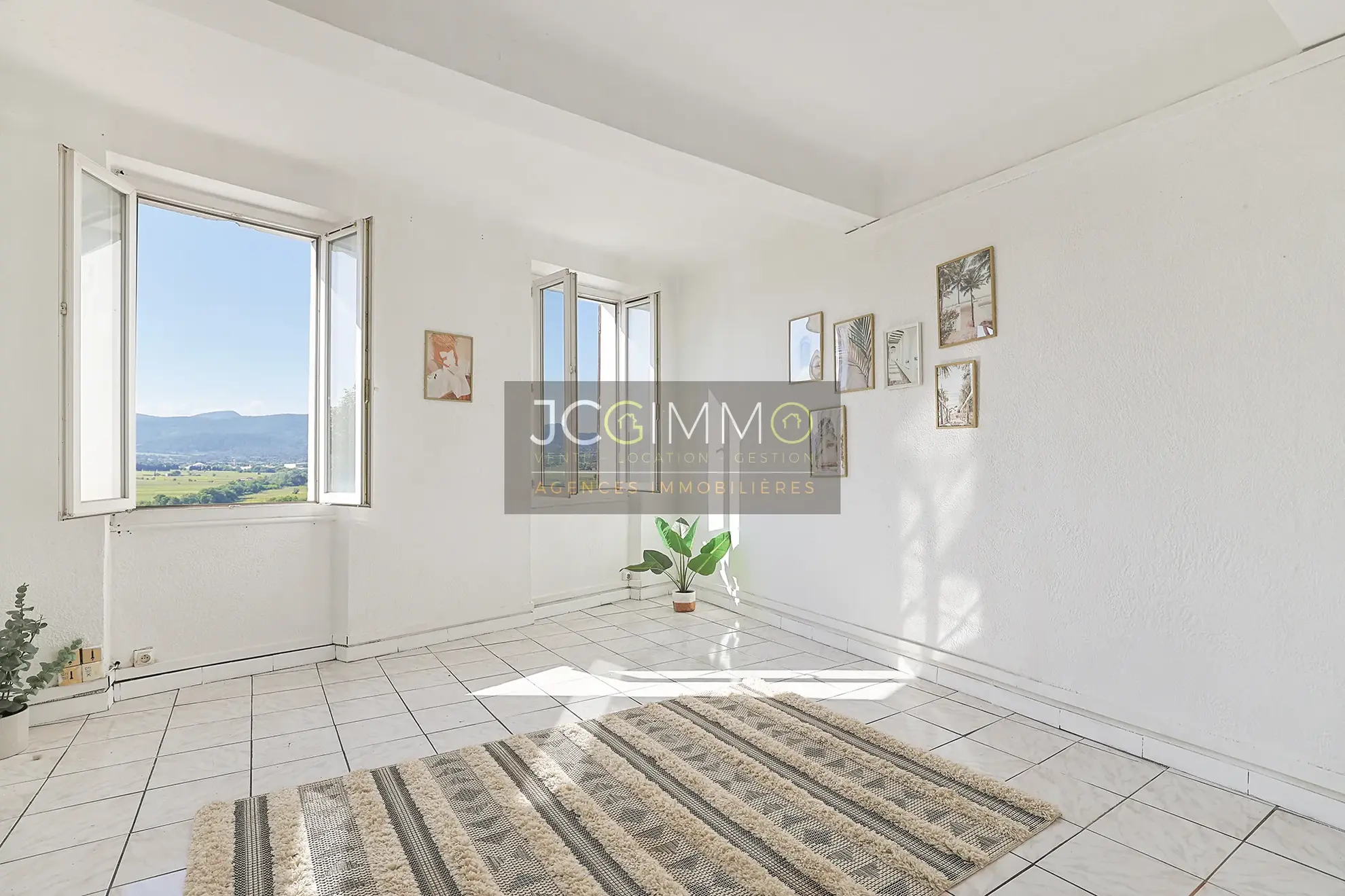Lot de 3 appartements à rénover avec vue exceptionnelle à Pierrefeu-du-Var 