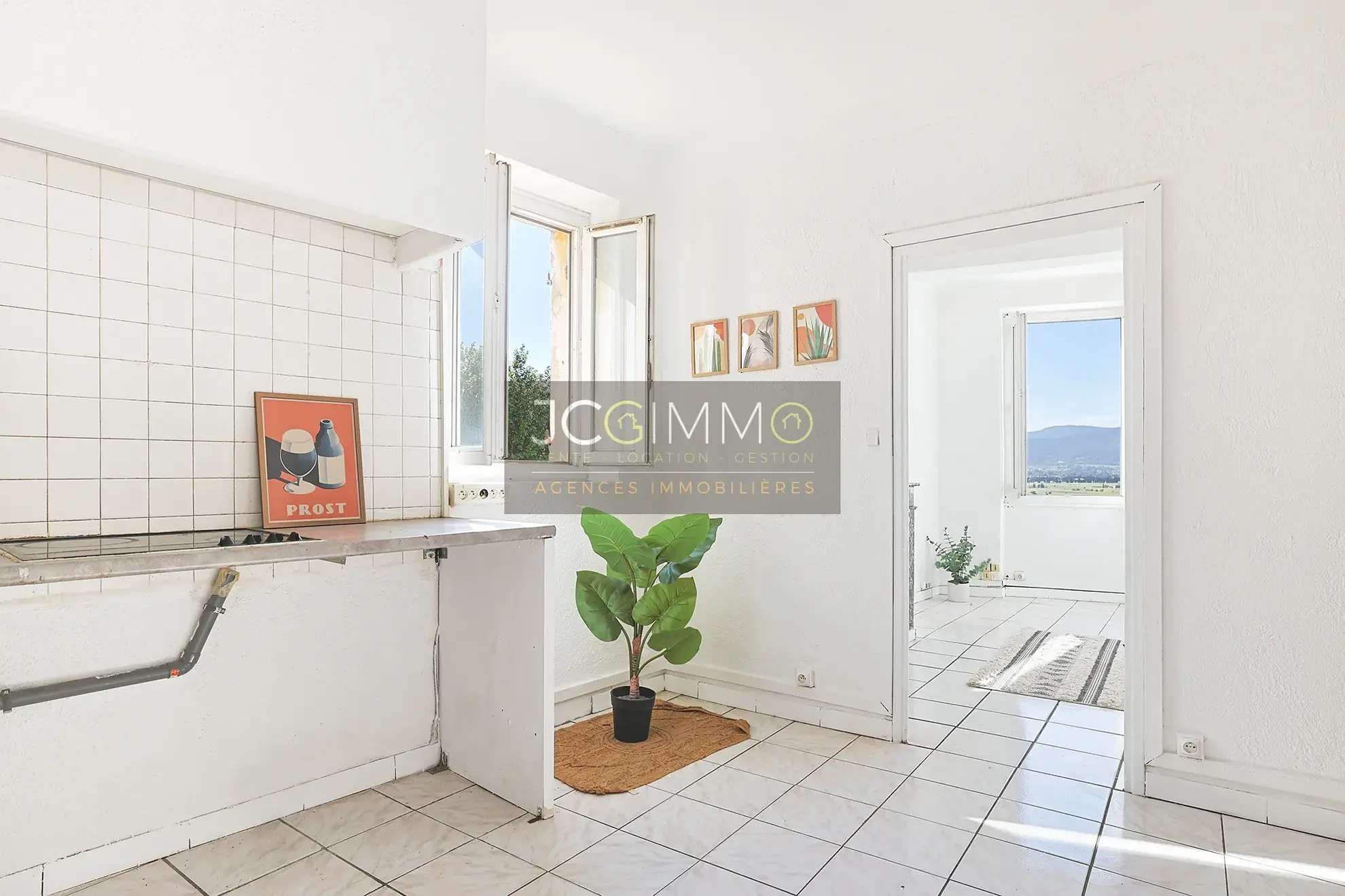 Lot de 3 appartements à rénover avec vue exceptionnelle à Pierrefeu-du-Var 
