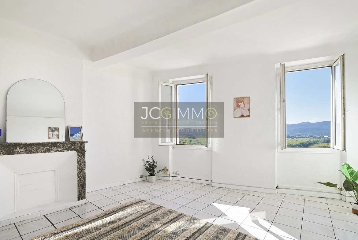 Lot de 3 appartements à rénover avec vue exceptionnelle à Pierrefeu-du-Var 