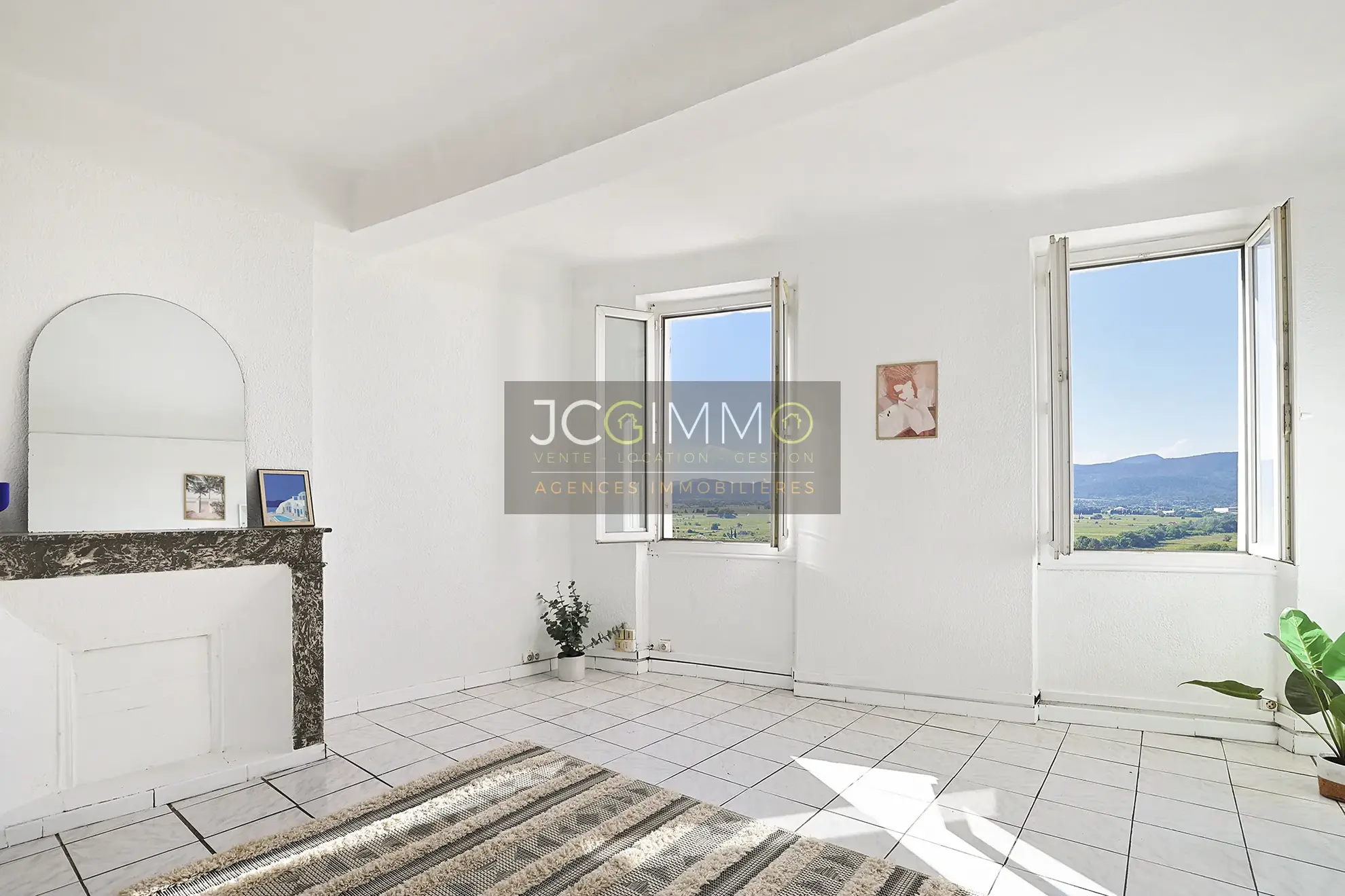 Lot de 3 appartements à rénover avec vue exceptionnelle à Pierrefeu-du-Var 