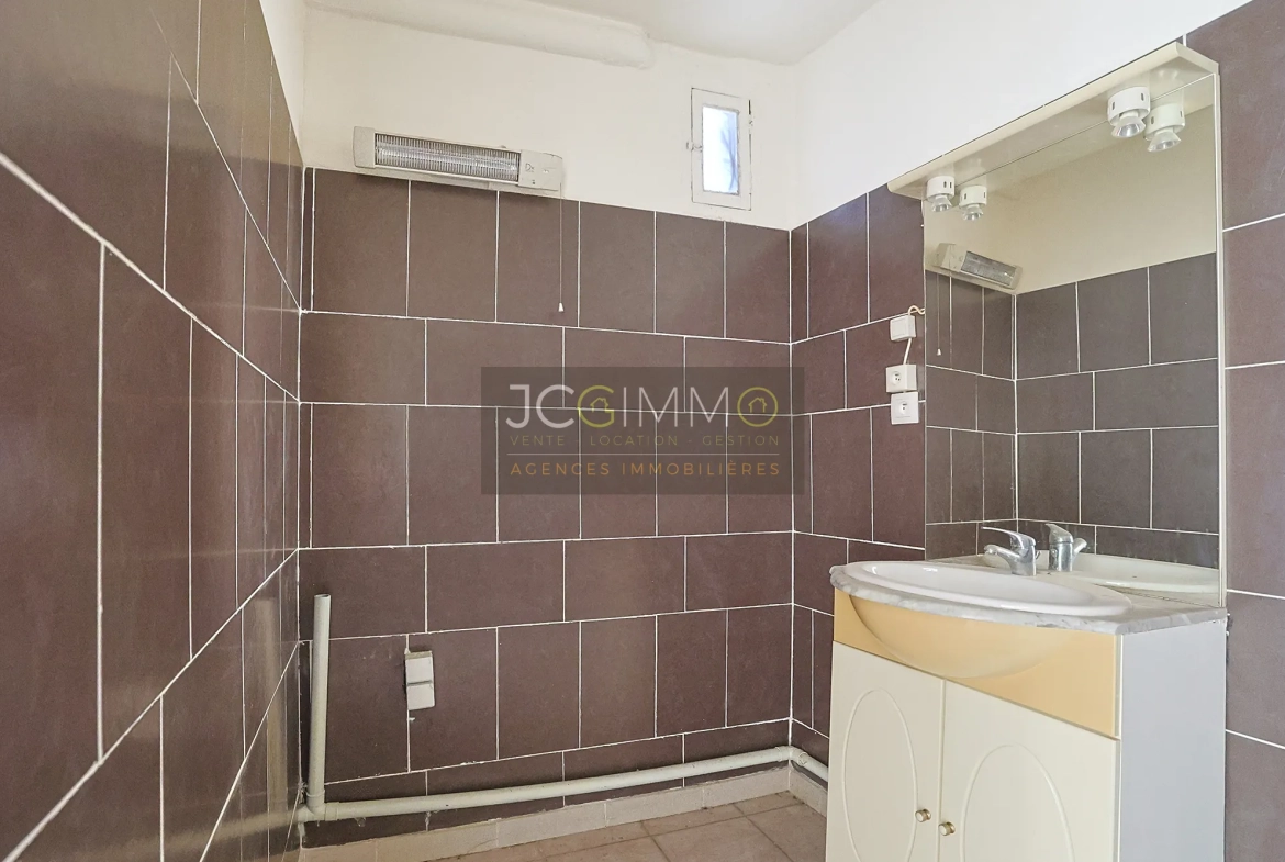 Lot de 3 appartements à rénover avec vue exceptionnelle à Pierrefeu-du-Var 