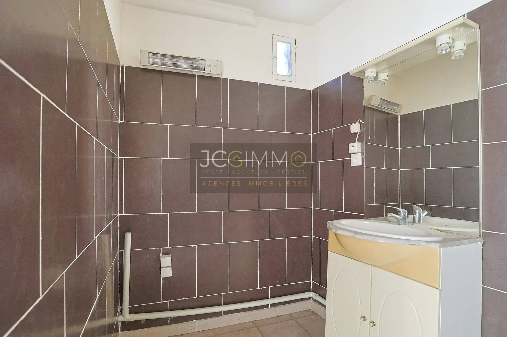 Lot de 3 appartements à rénover avec vue exceptionnelle à Pierrefeu-du-Var 