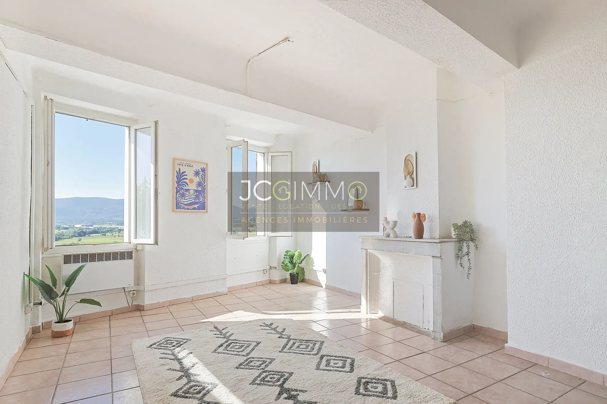 Lot de 3 appartements à rénover avec vue exceptionnelle à Pierrefeu-du-Var 