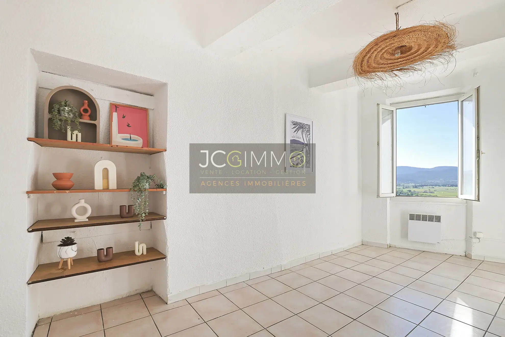 Lot de 3 appartements à rénover avec vue exceptionnelle à Pierrefeu-du-Var 
