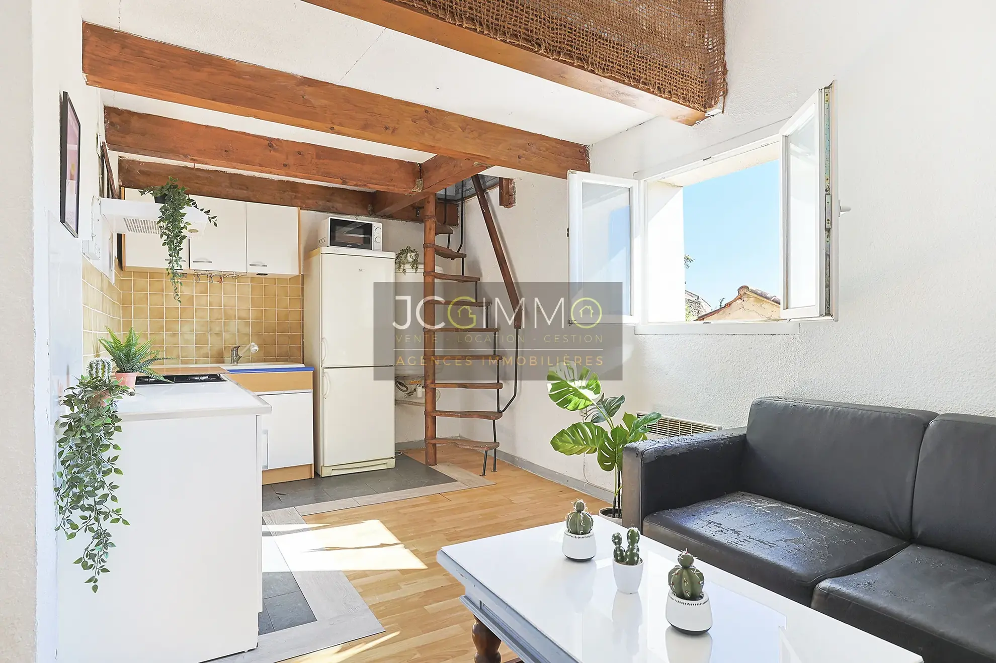 Lot de 3 appartements à rénover avec vue exceptionnelle à Pierrefeu-du-Var 