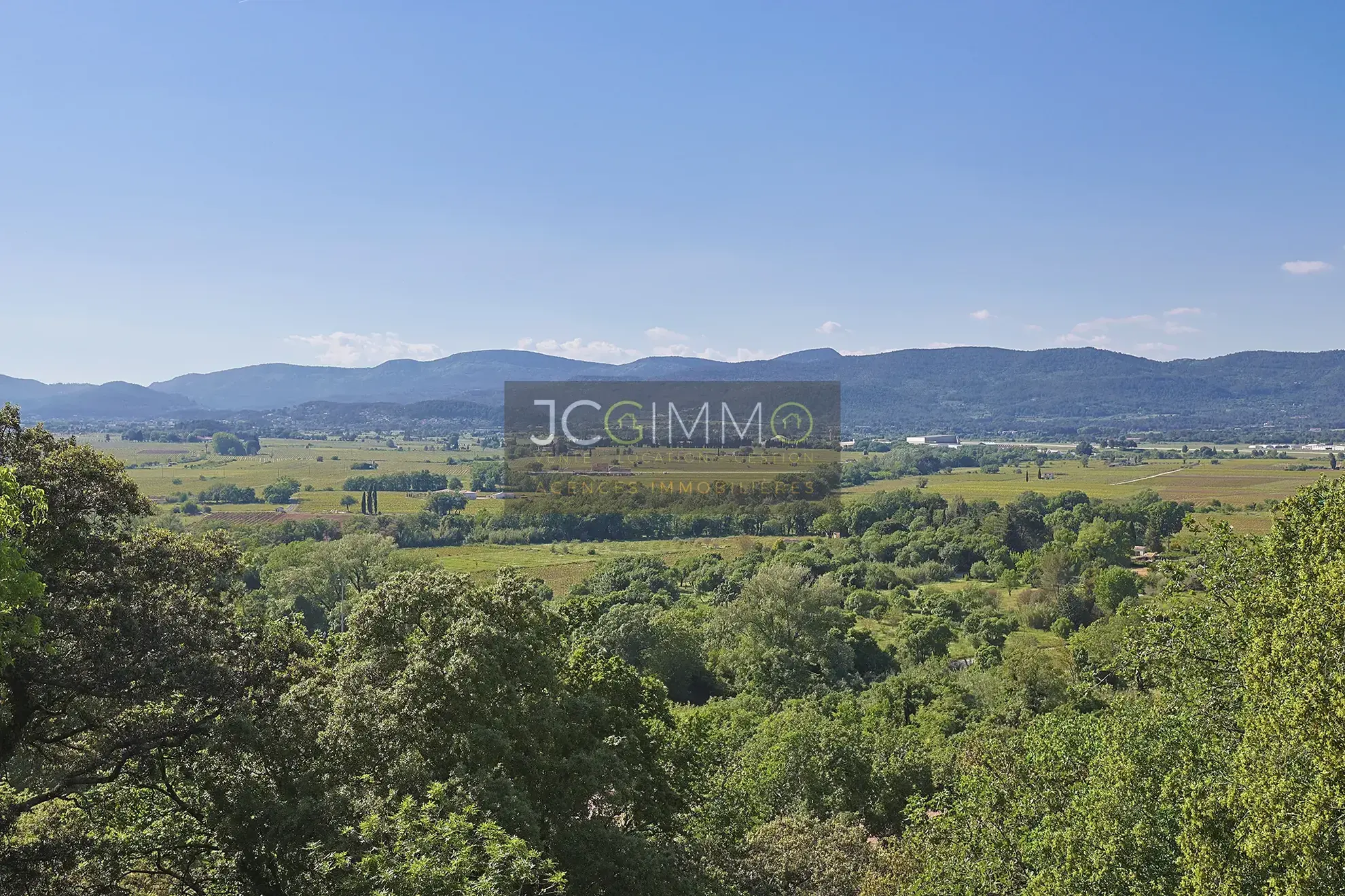 Lot de 3 appartements à rénover avec vue exceptionnelle à Pierrefeu-du-Var 