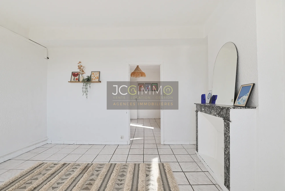 Lot de 3 appartements à rénover avec vue exceptionnelle à Pierrefeu-du-Var 