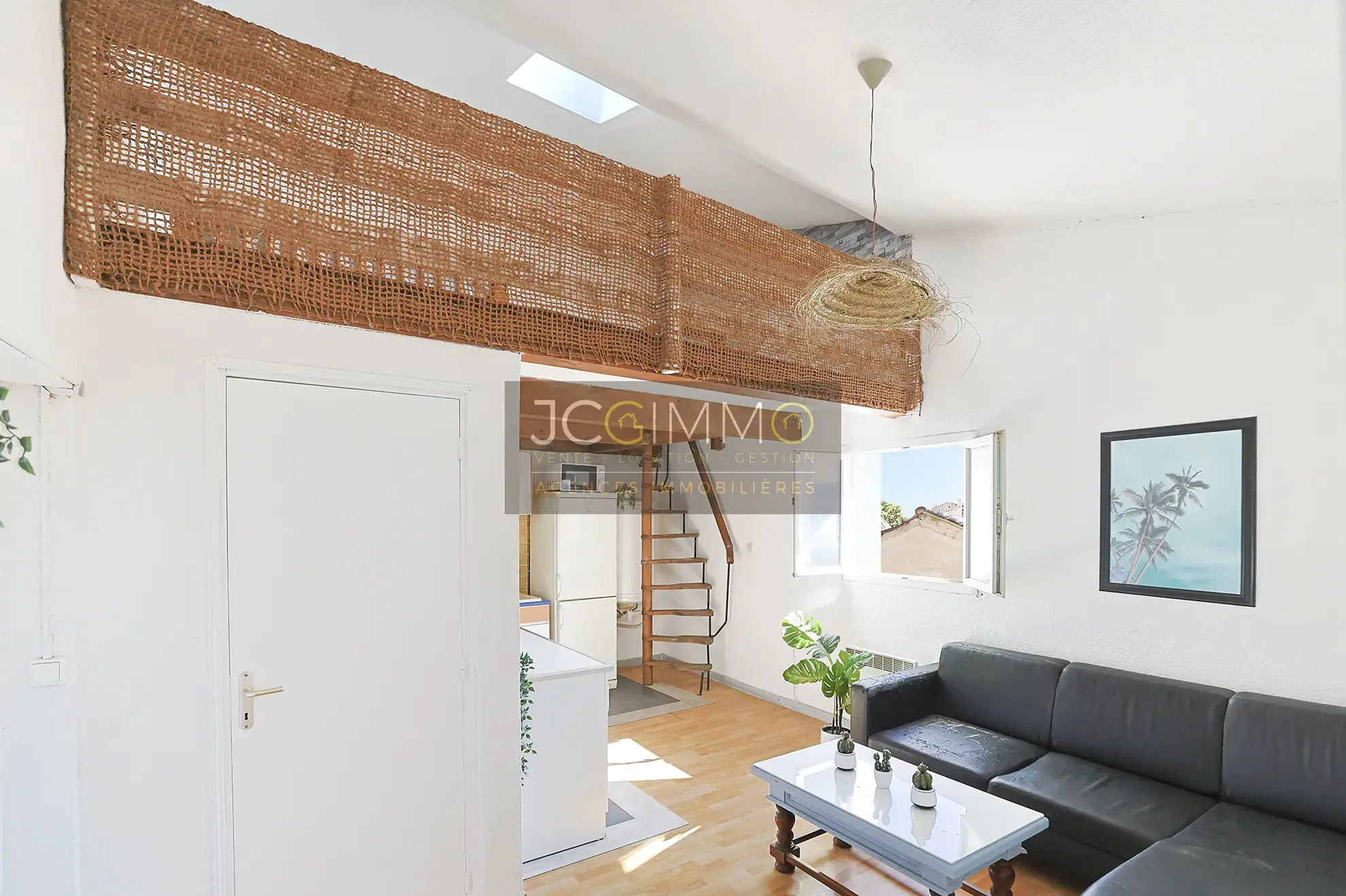 Lot de 3 appartements à rénover avec vue exceptionnelle à Pierrefeu-du-Var 
