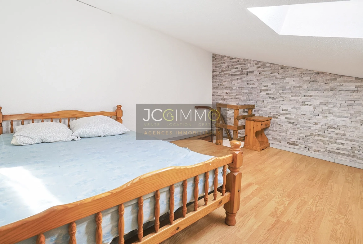 Lot de 3 appartements à rénover avec vue exceptionnelle à Pierrefeu-du-Var 