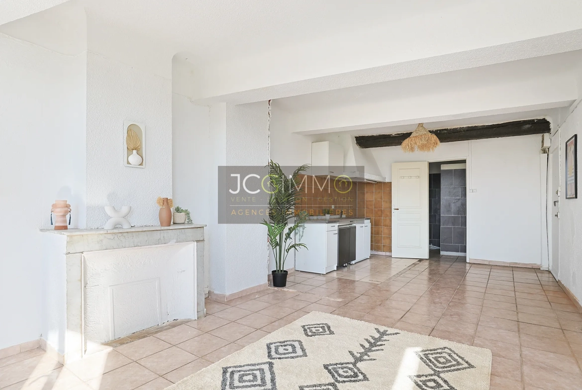 Lot de 3 appartements à rénover avec vue exceptionnelle à Pierrefeu-du-Var 