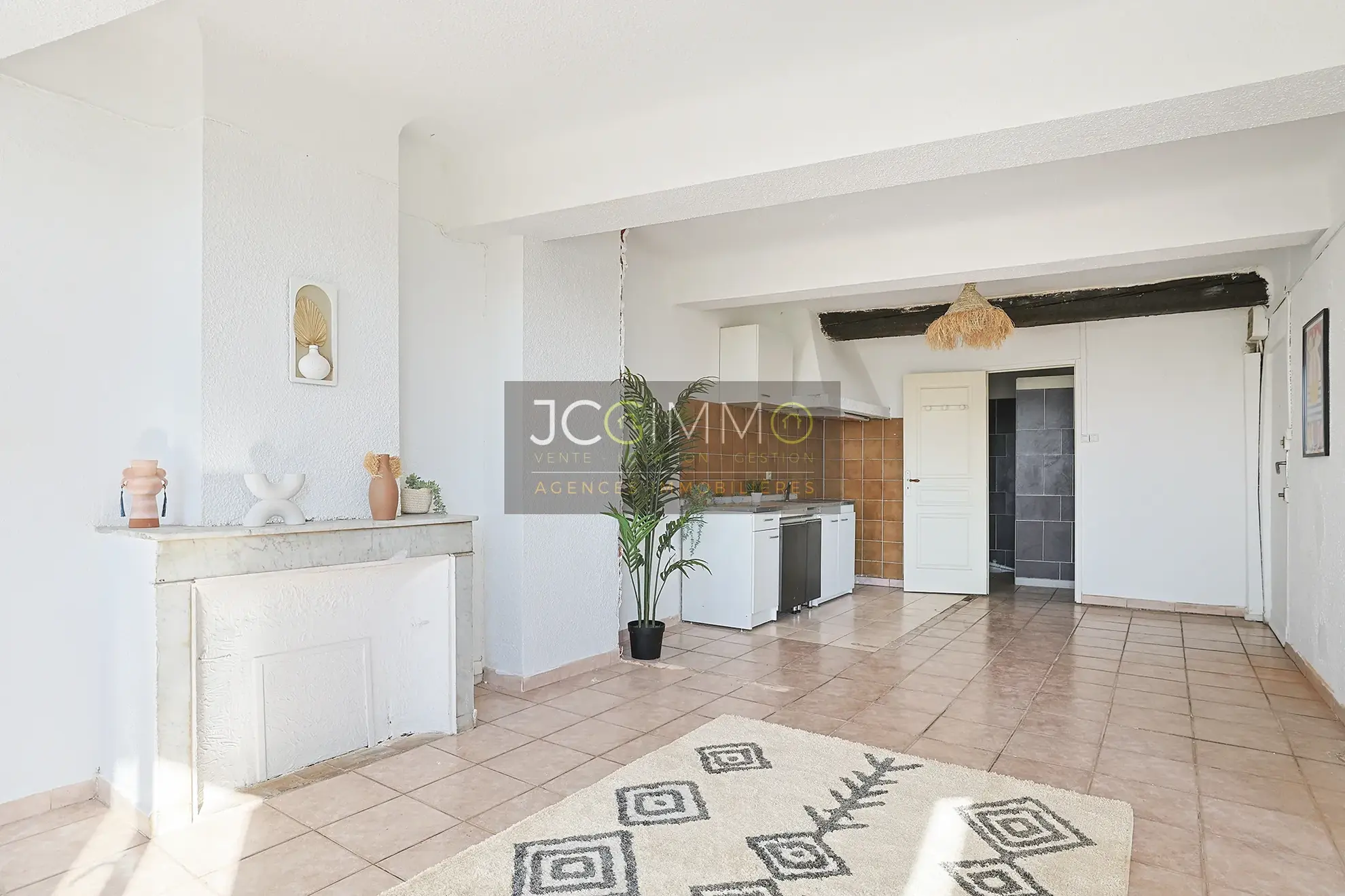 Lot de 3 appartements à rénover avec vue exceptionnelle à Pierrefeu-du-Var 
